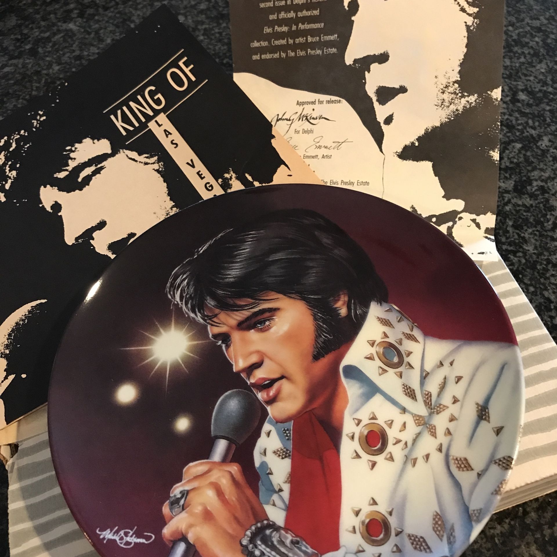 Five Elvis Collector Plates - photo 2
