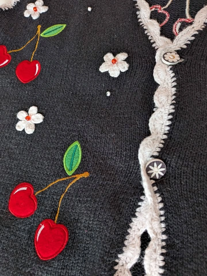 Heart cherry knit vest - photo 2