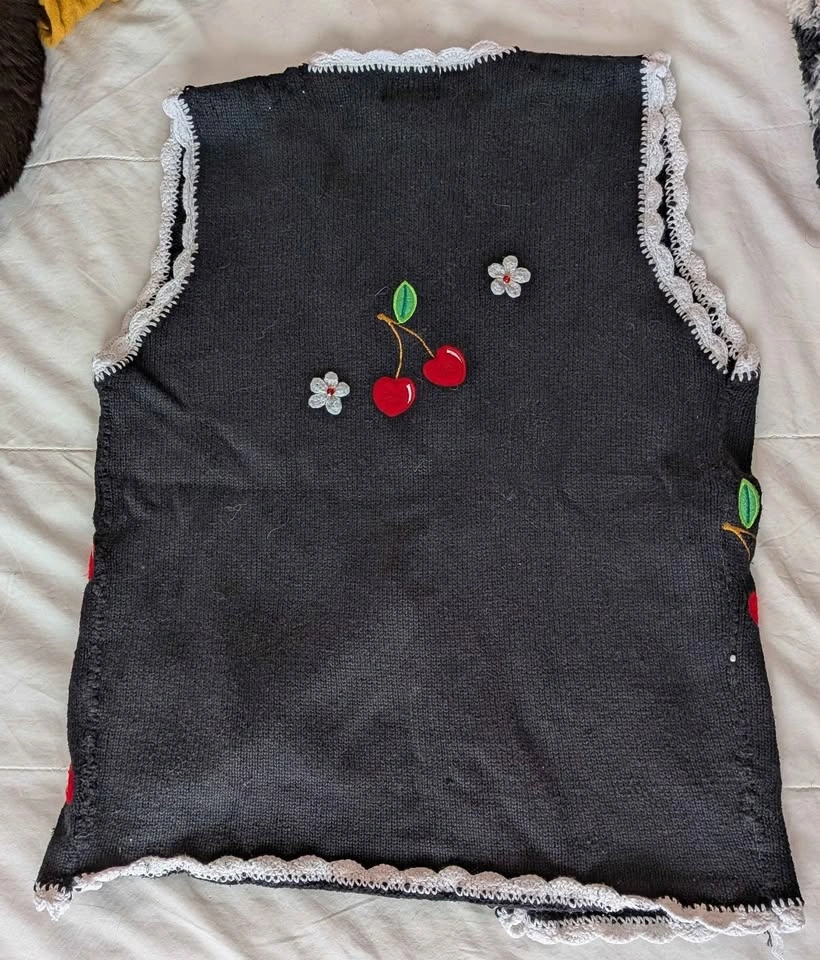 Heart cherry knit vest - photo 4