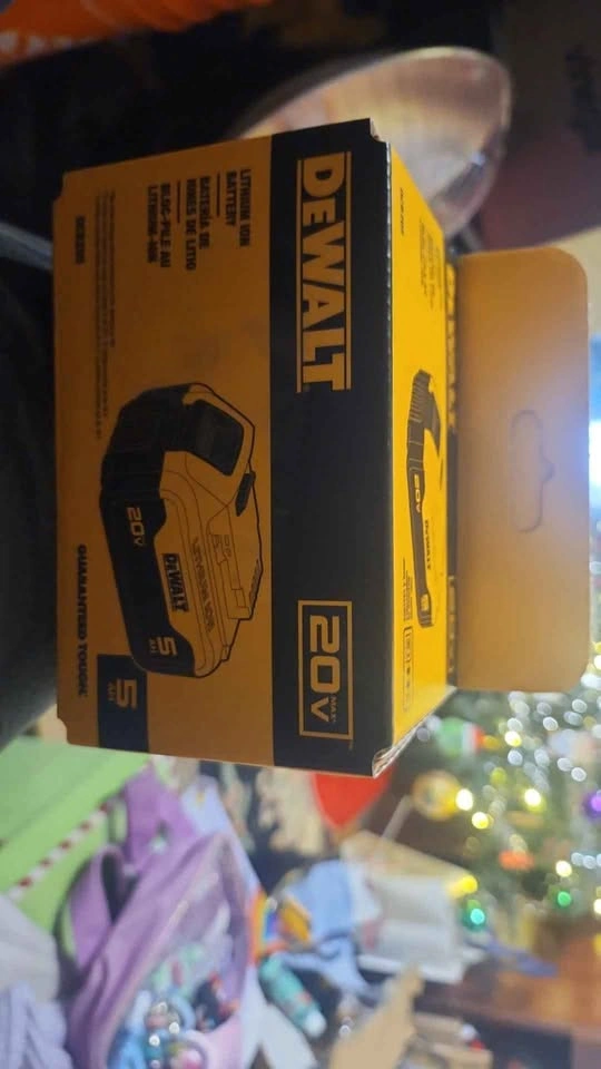 New Dewalt 20v 5ah DCB205 Battery - photo 2