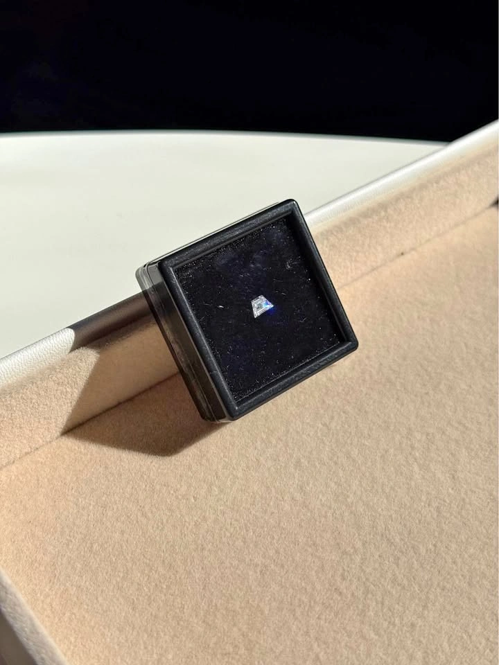 0.55ct Lab Diamond - Trapezoid Cut (3.5x6x4mm) - DEF Color, VS C - photo 2