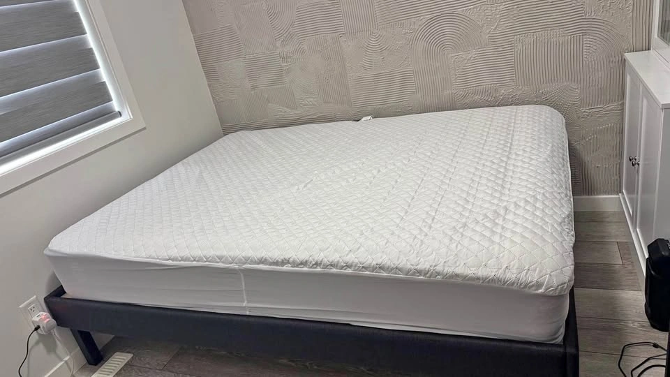 Moving Out Sale!!!‼️ Brand New Memory Mattress plus the stand