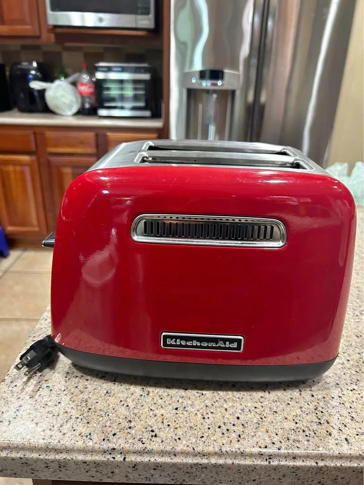 2-Slice Toaster with manual lift lever