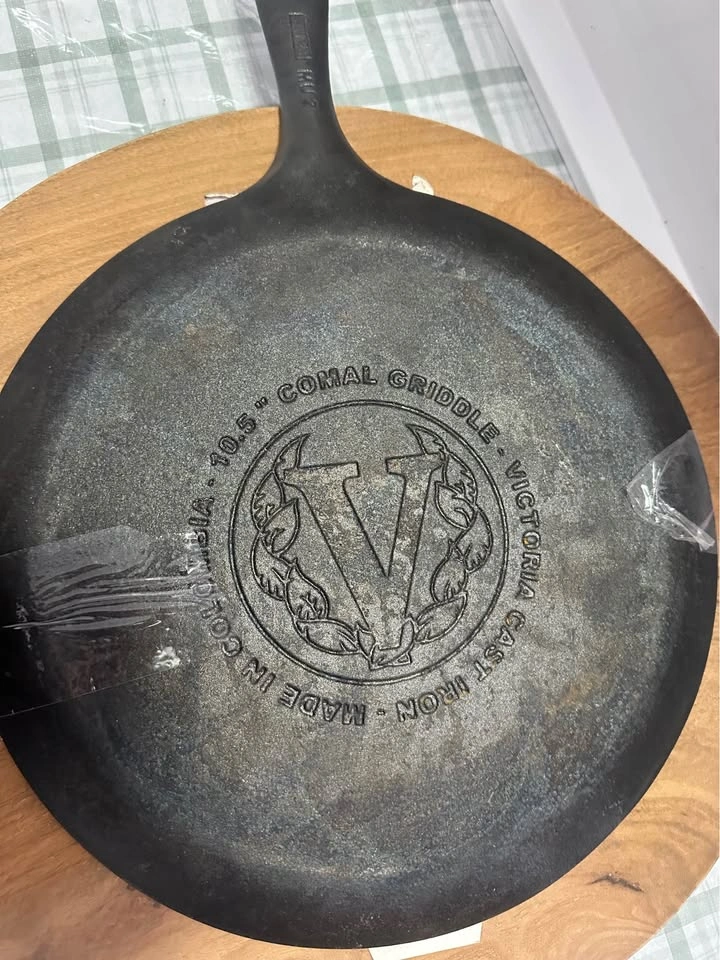 Victoria 10.5 inch Cast Iron Comal Griddle - photo 3