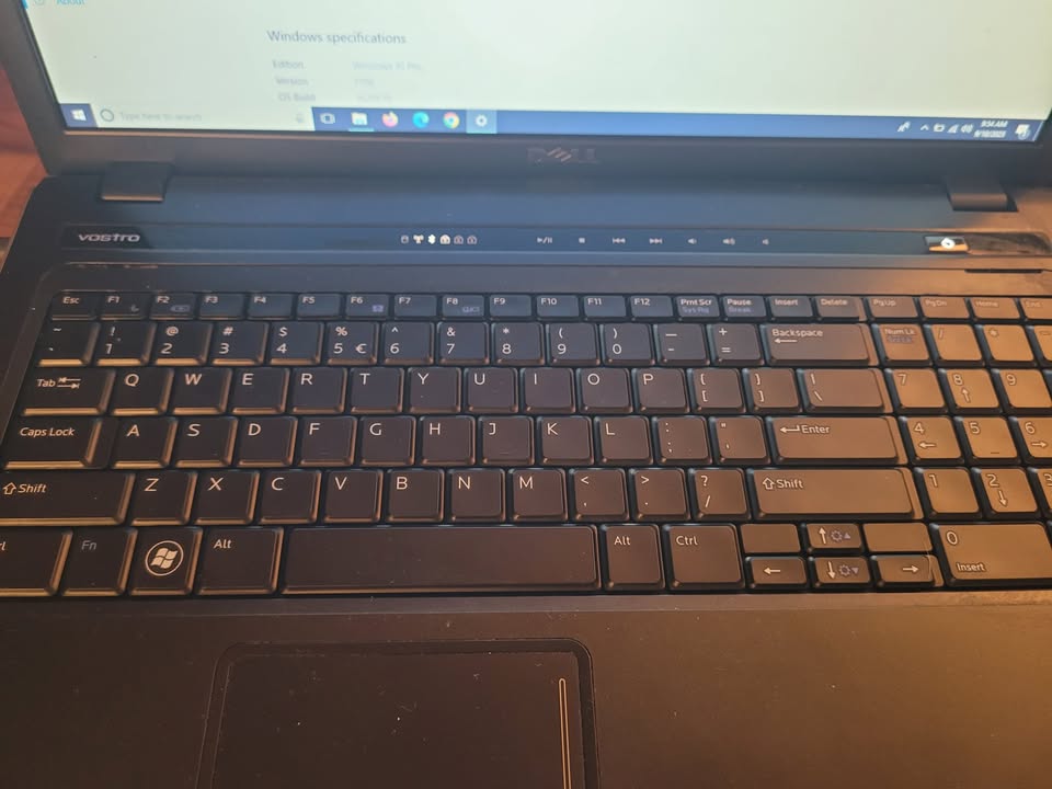Dell Vostro 3700 17 inches Win 10 SSD Hdd Read - photo 3