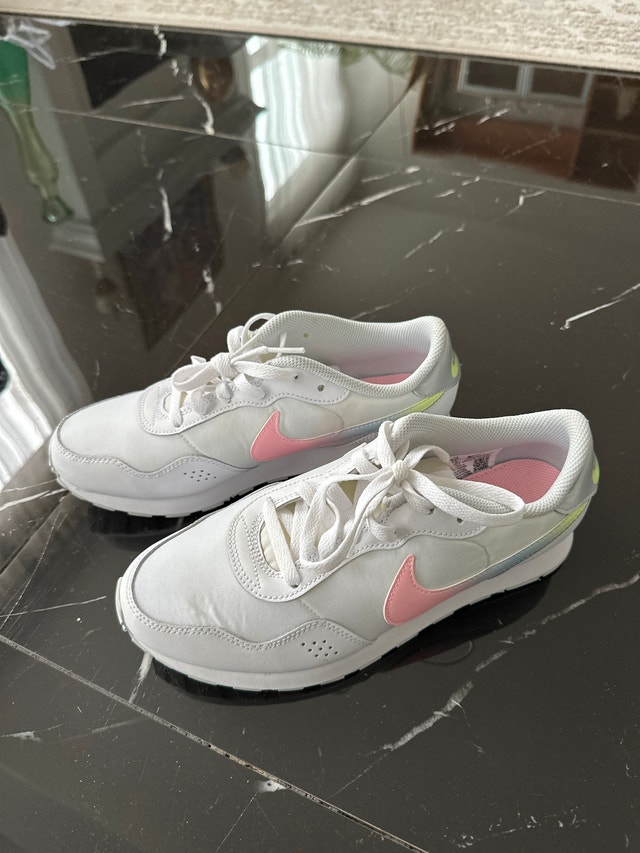 Nike MD Valiant GS "White Multi" sneakers, US 6.5 Y
