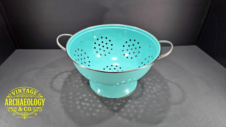 ENAMELWARE COLANDER IN TURQUOISE WITH WHITE RIM