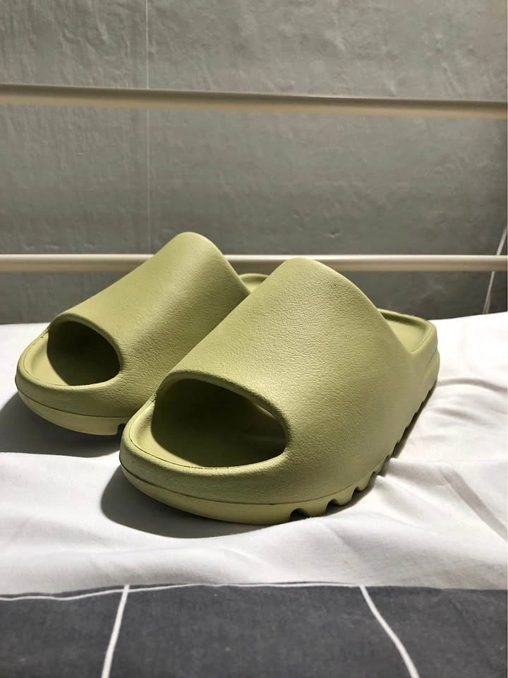 YEEZY SLIDES