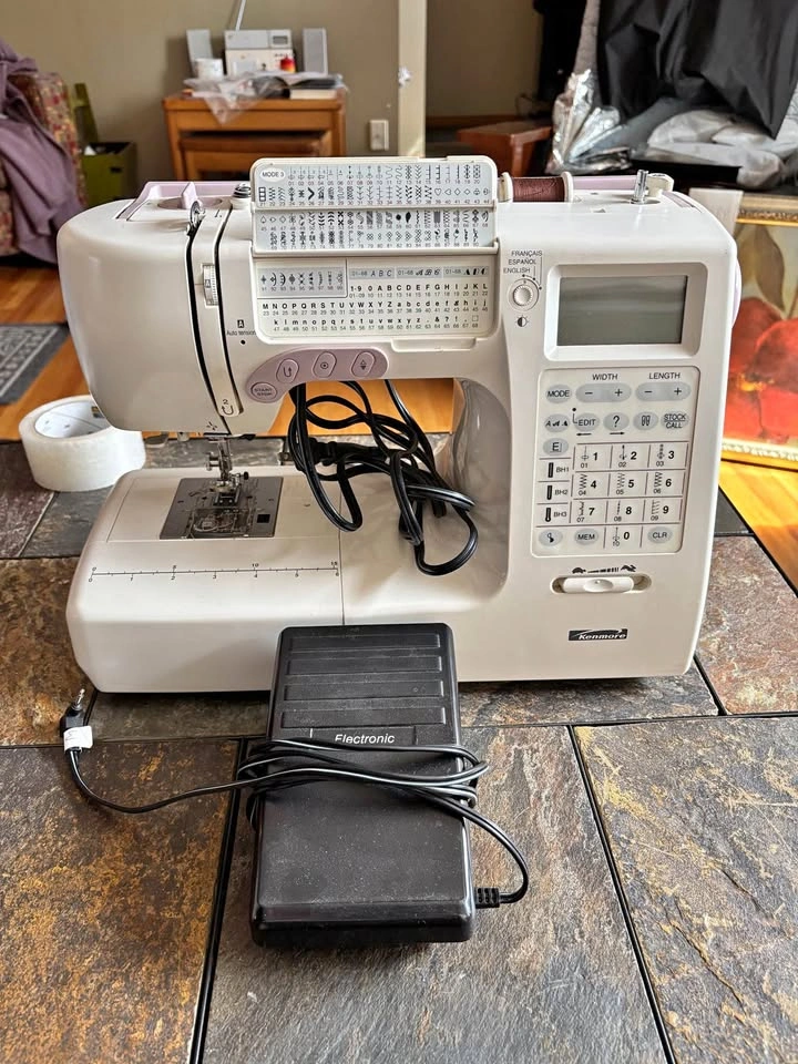 Kenmore Elite 385.19606 Computerized Sewing Machine w/ Case