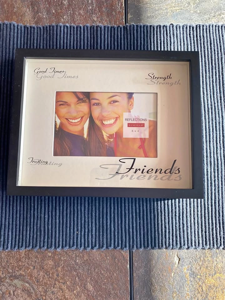 Winfield Friends Picture Frame 9x7 holds 6x4 photo