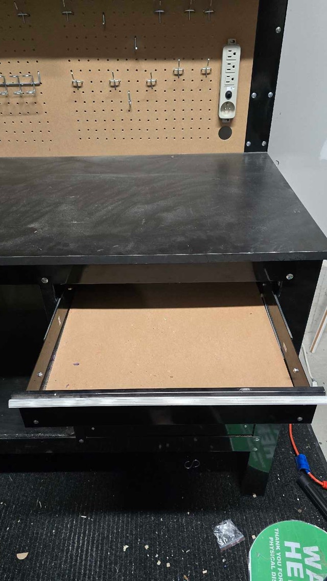 Mastercraft Workbench w/drawers - photo 4