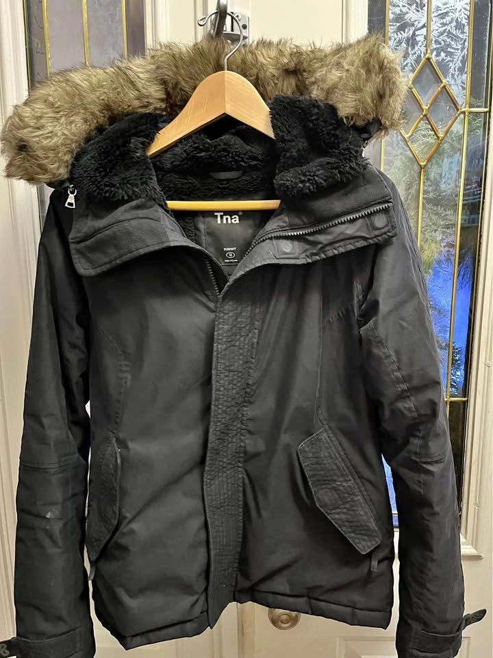 Aritzia TNA Summit Winter Jacket - Size M (fits S)