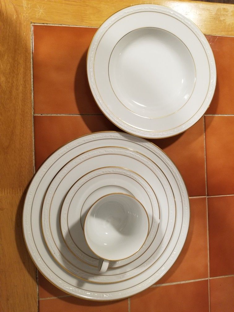 Noritake Lockleigh Fine China Set - 66 Pieces