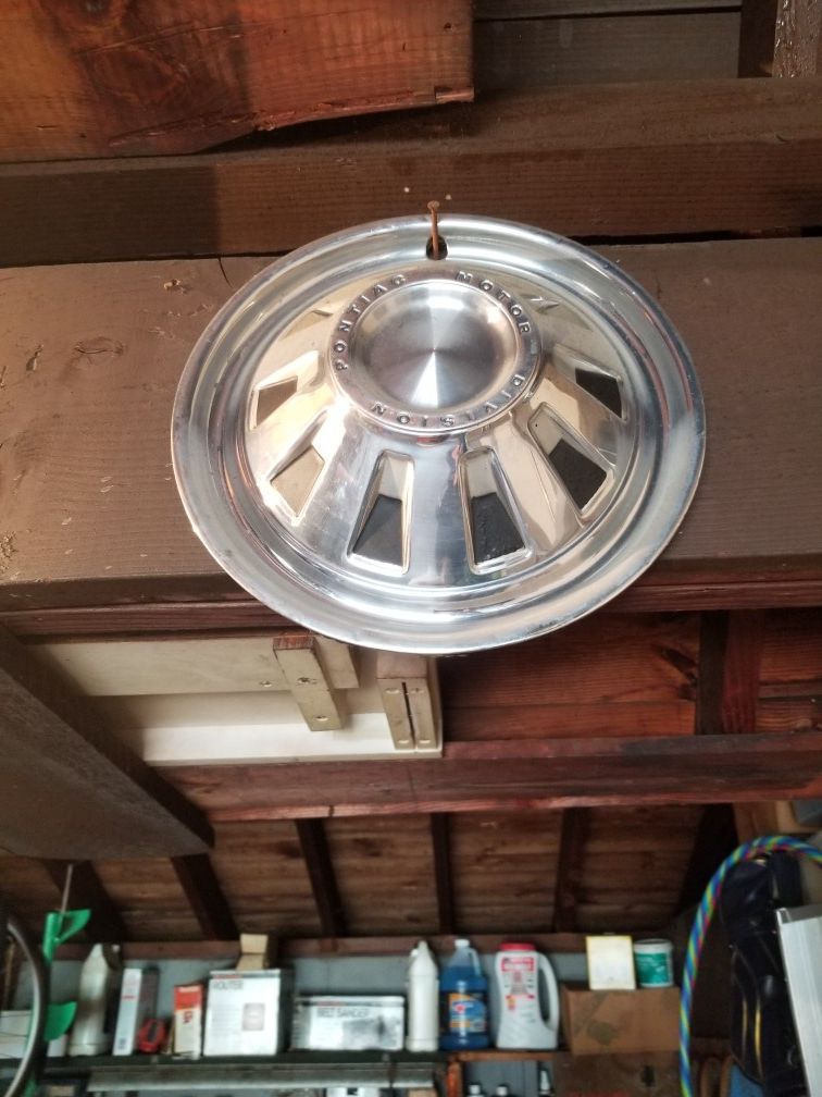 Old hubcaps - photo 2