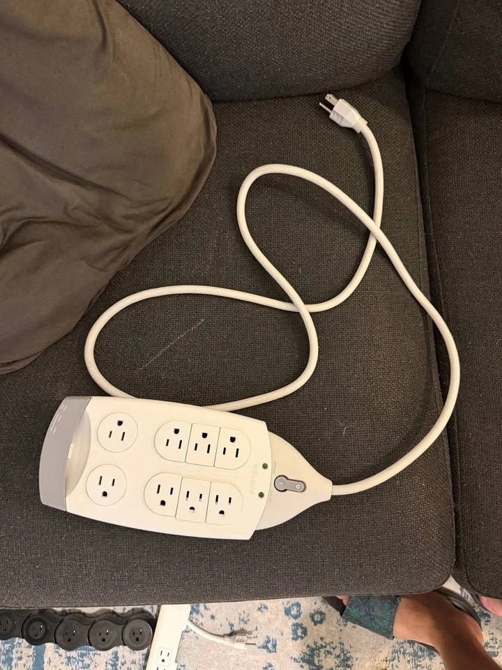 Belkin Surge Protector 8 Outlet Power Strip - photo 2