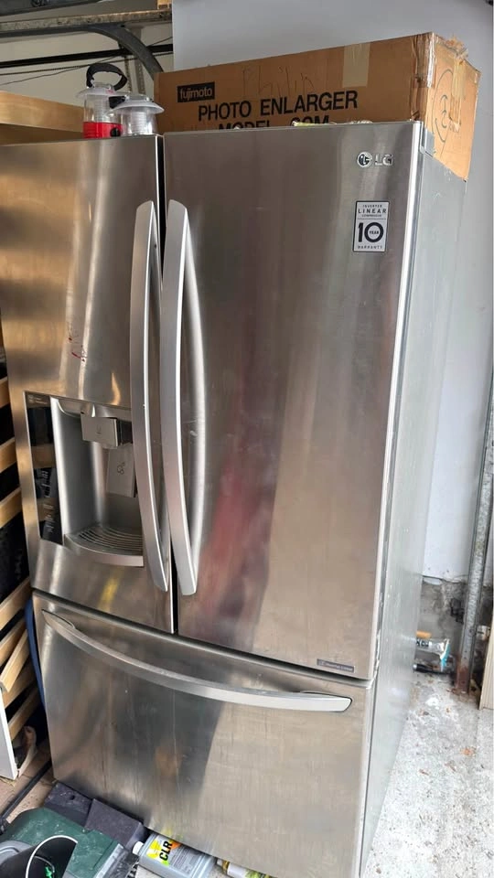Lg fridge (doesn’t get cold) for parts/metal $150