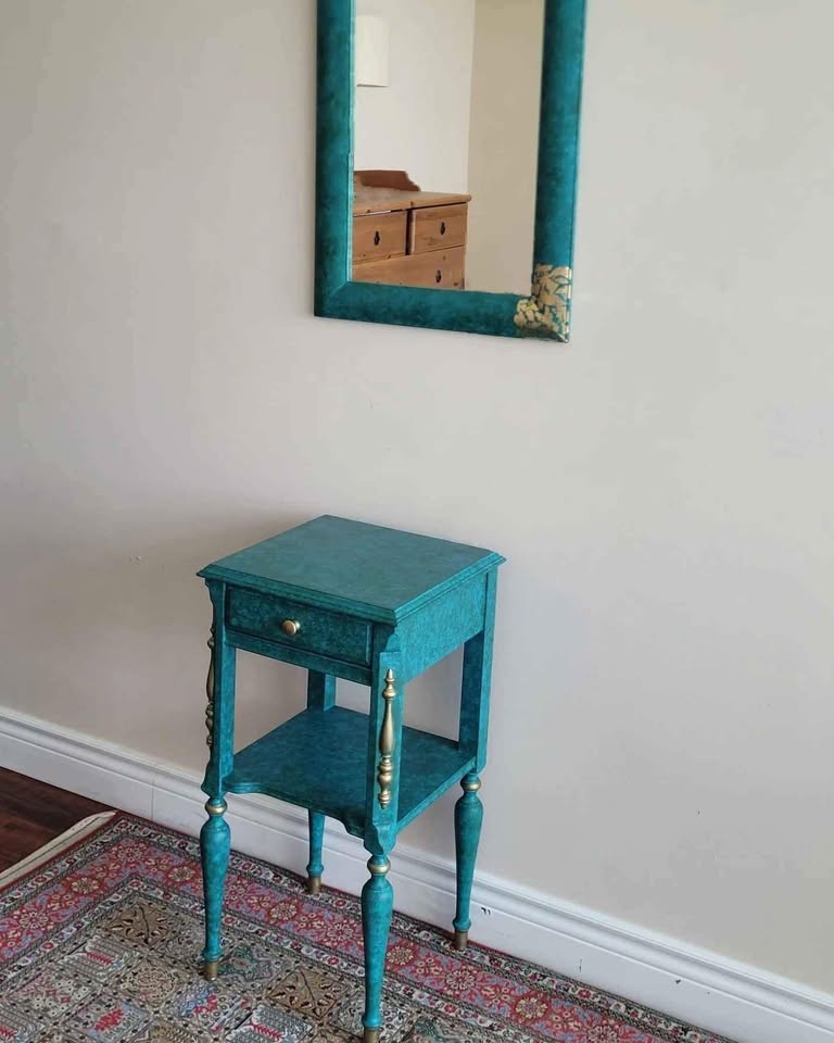 Accent Table and mirror - photo 2