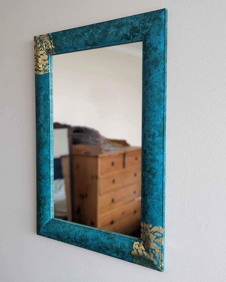 Accent Table and mirror - photo 3