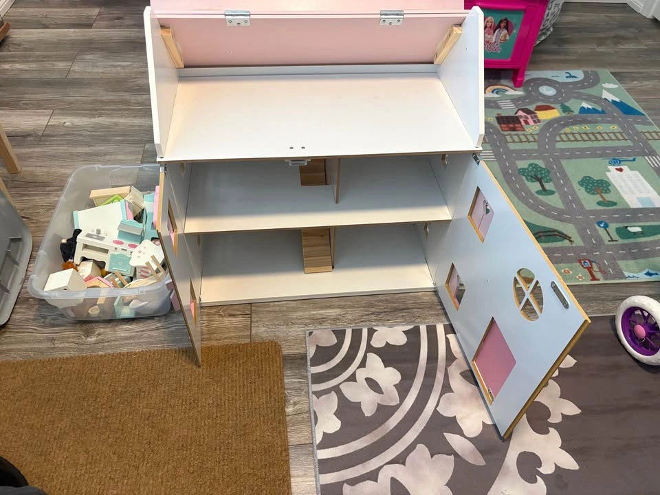 Wooden Dollhouse with accessories - photo 2