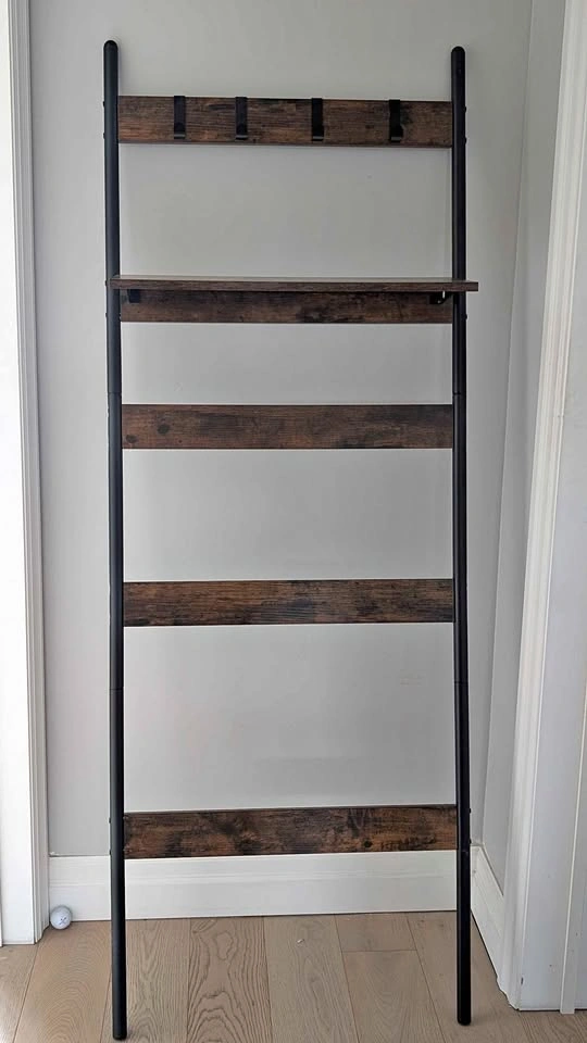Blanket ladder with shelf