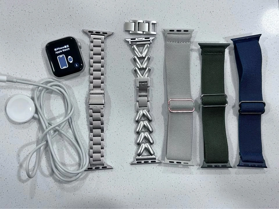 Apple Watch SE Starlight 40mm w/ 5 bands + charger