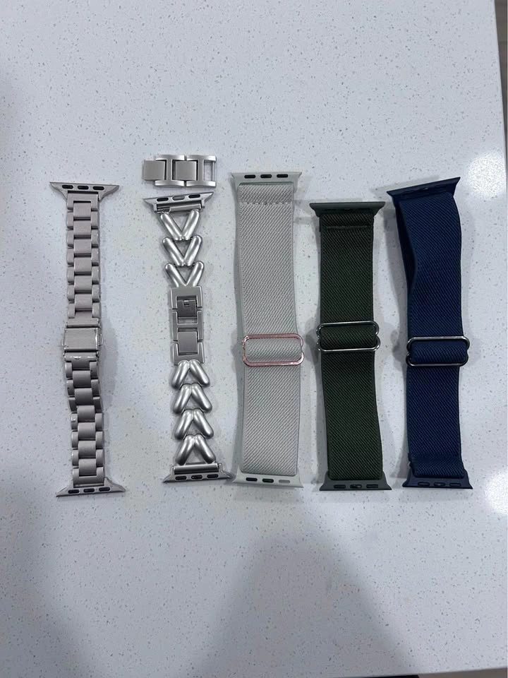 Apple Watch SE Starlight 40mm w/ 5 bands + charger - photo 3