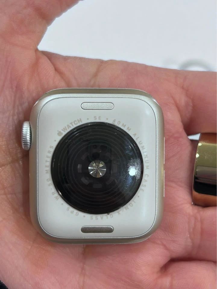 Apple Watch SE Starlight 40mm w/ 5 bands + charger - photo 4
