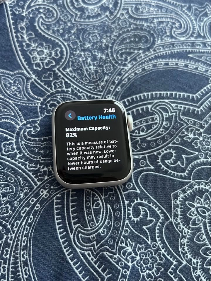 Apple Watch SE Starlight 40mm w/ 5 bands + charger - photo 5
