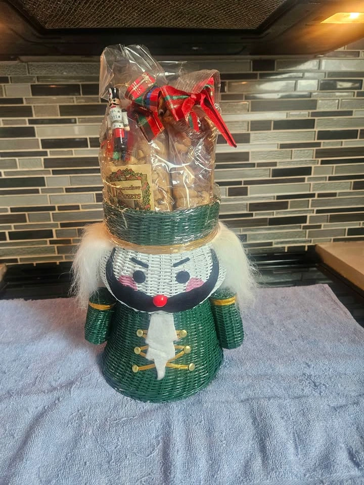 Hickory Farms Nutcracker New in Box - photo 2