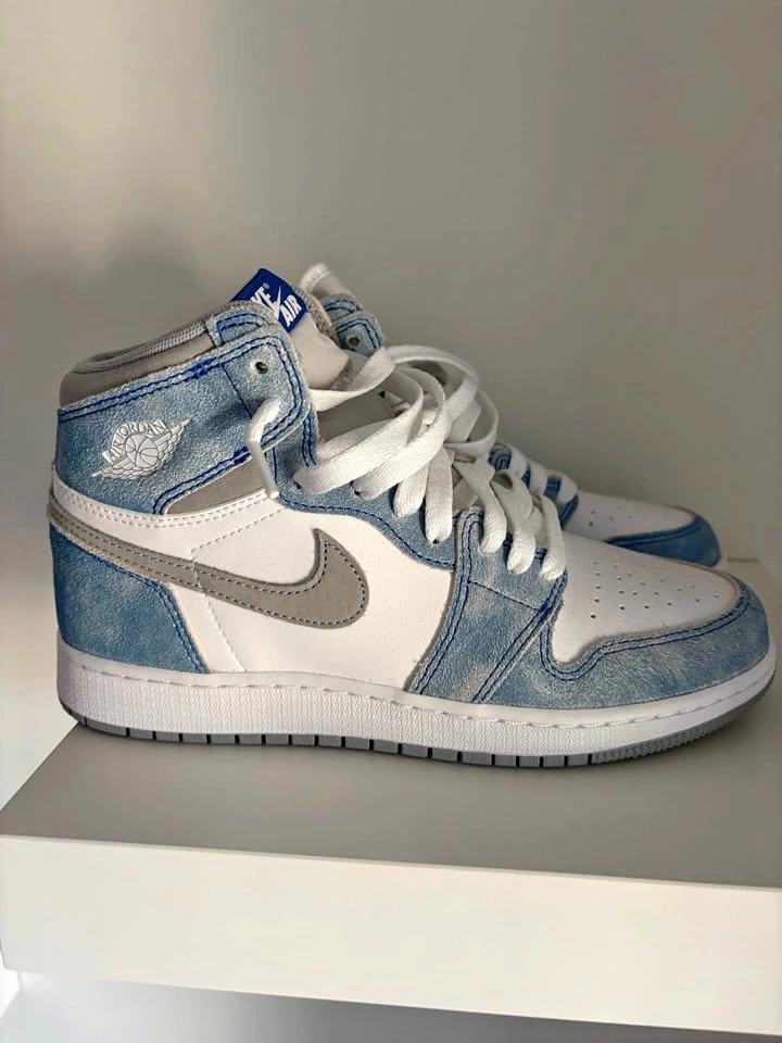 Air Jordan 1s High OG Hyper Royal