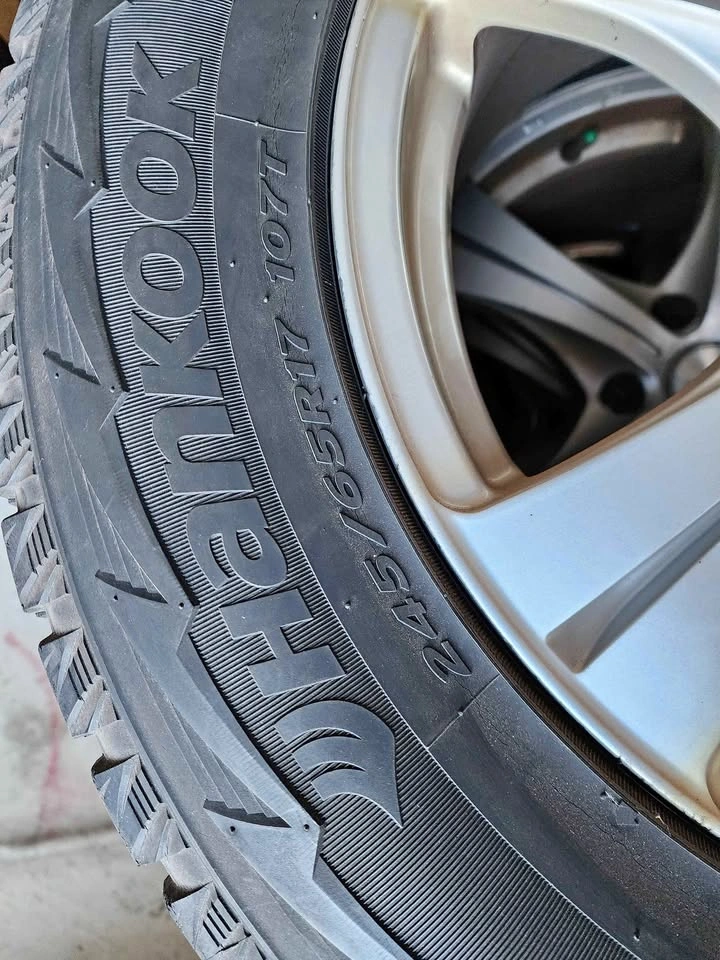 245 65 R17 Wheels Hankook Tires - Excellent Condition