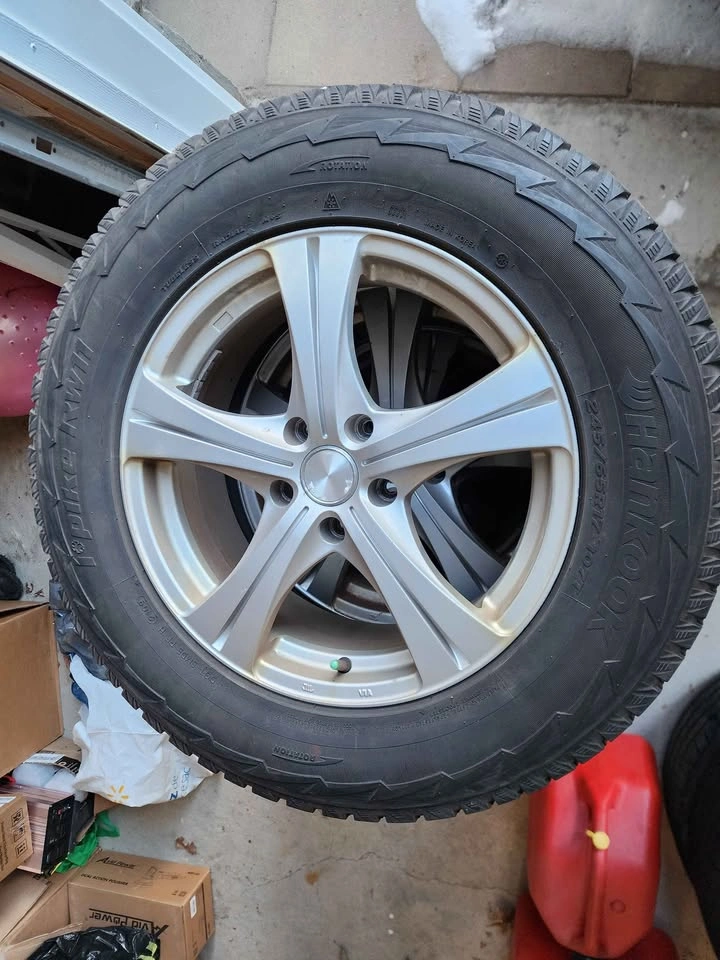 245 65 R17 Wheels Hankook Tires - Excellent Condition - photo 4