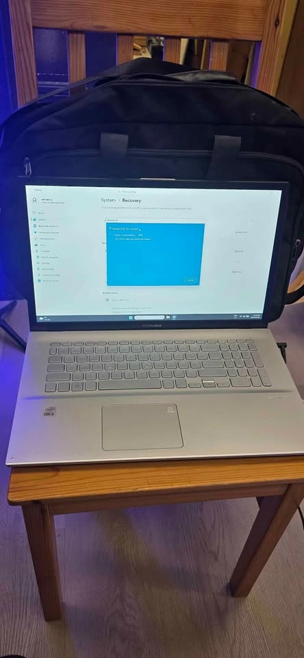 17.3" ASUS VivoBook X712J - i5 / Clean Install / Case Inc - photo 3
