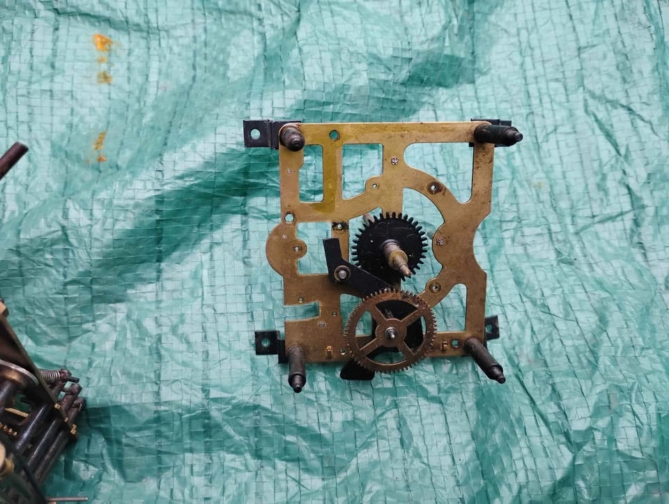 4 Antique Cuckoo Clockworks & Parts - photo 3