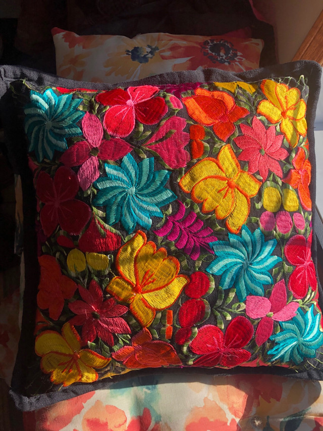 Flower knit pillow