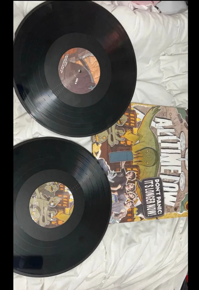 All time low merch image indicator(6)