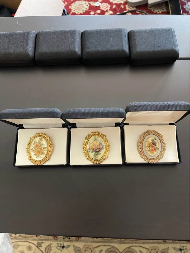 Brooches, Pendants, Pins and Bracelets - photo 2