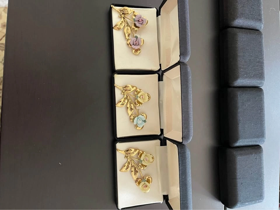 Brooches, Pendants, Pins and Bracelets - photo 3