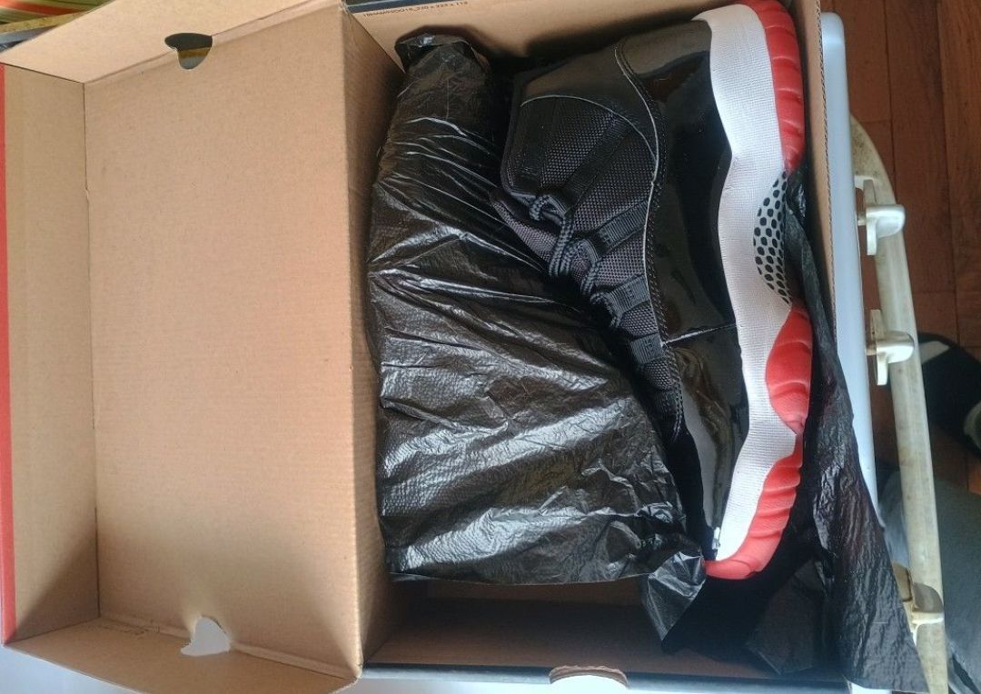 Jordan 11 Bred Retro - Size 9.5 - photo 3