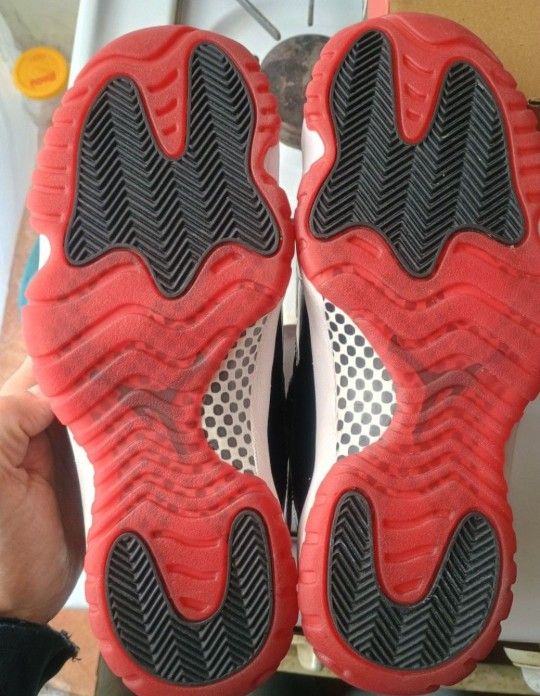 Jordan 11 Bred Retro - Size 9.5 - photo 4