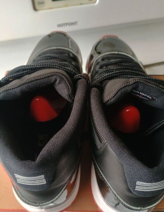 Jordan 11 Bred Retro - Size 9.5 - photo 5