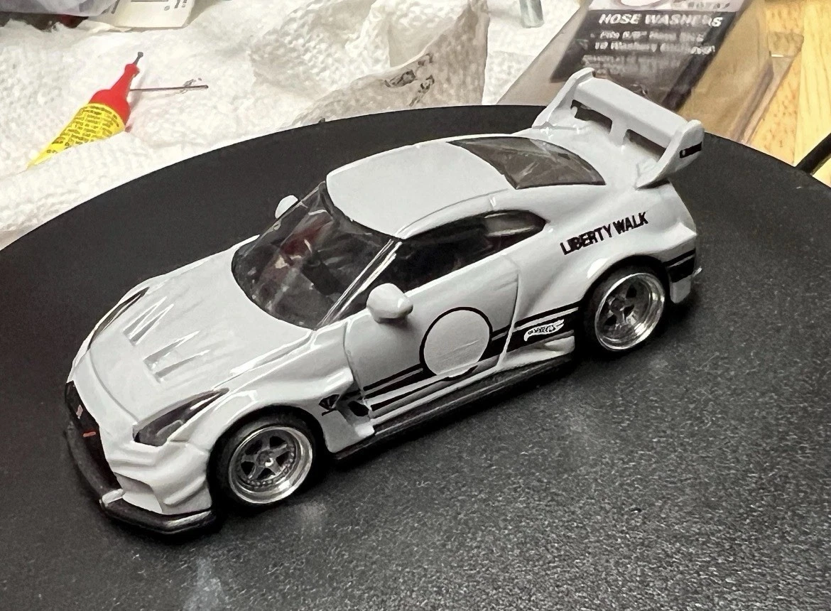 Hot Wheels LB-Silhouette Works Nissan 35GT-RR R35 GTR - photo 2