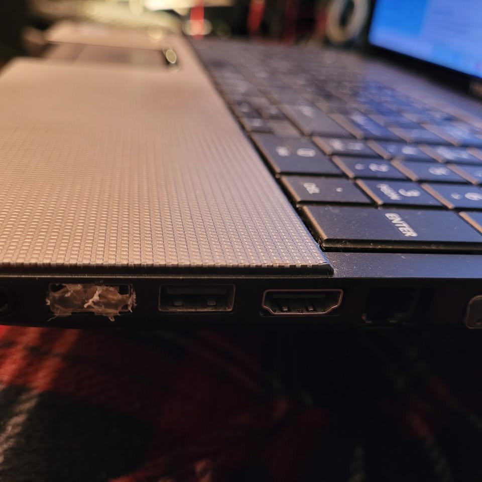 Toshiba Satellite C855D - 15.6" Windows 10 Laptop - photo 3