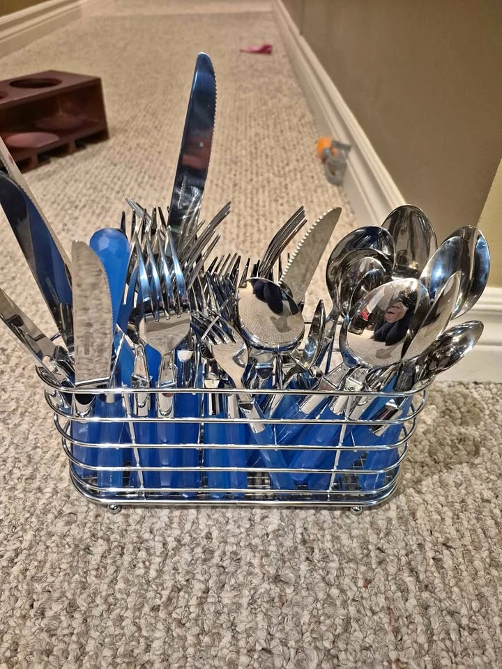 Cutlery in a Caddy, Each has 8 pc