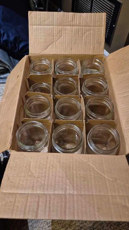 3 Boxes or Jars, need cleaning - photo 3