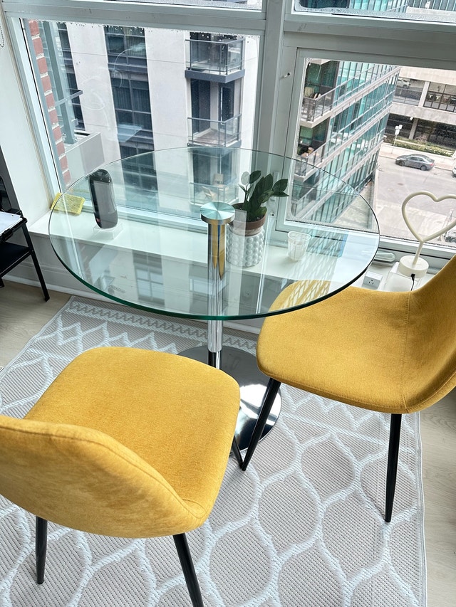 Round glass dining table & chairs