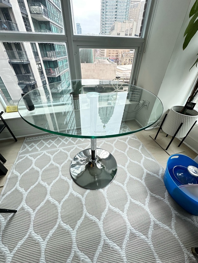 Round glass dining table only - photo 4