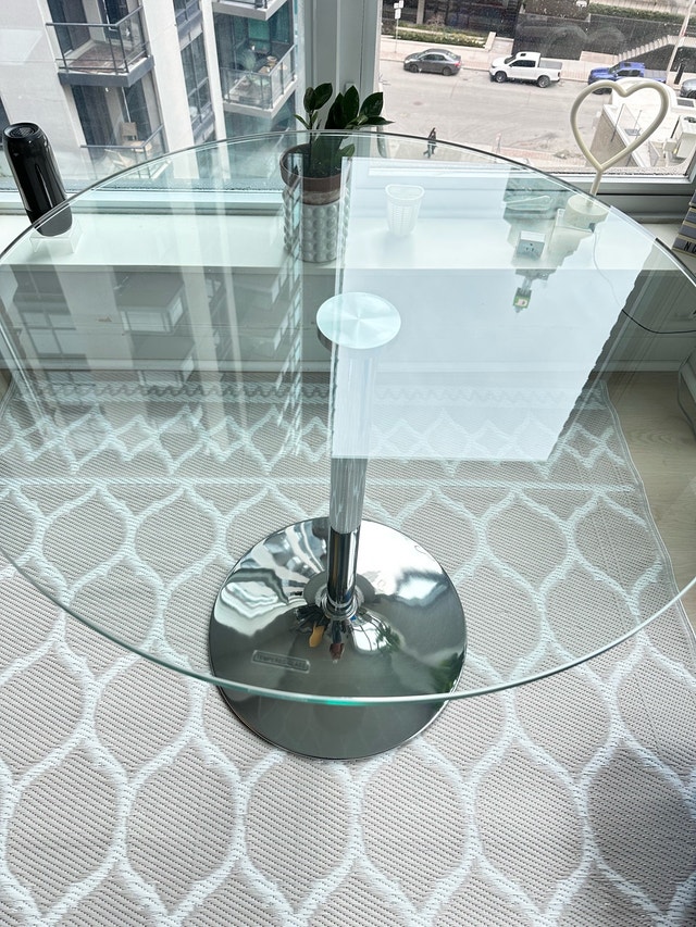 Round glass dining table only - photo 5