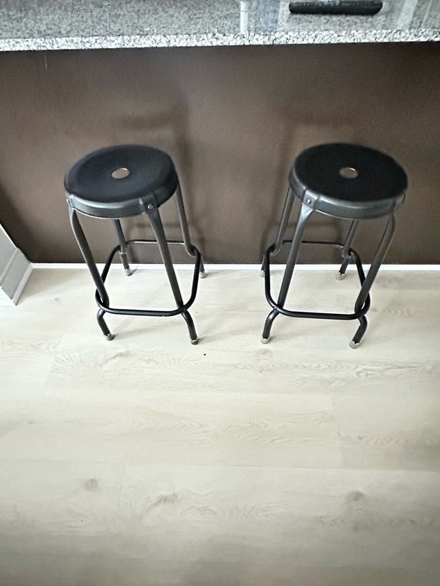 2 Bar Stools - photo 2
