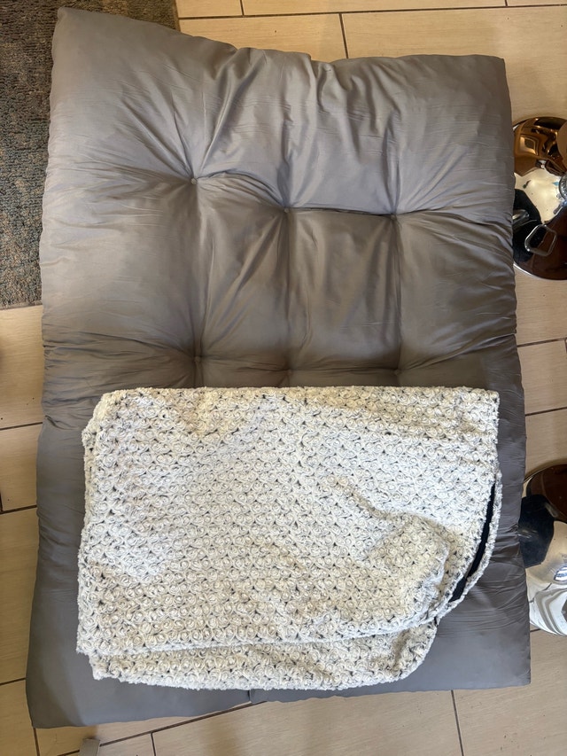 KSIIA Dog Deluxe Plush Dog Bed - Brand New
